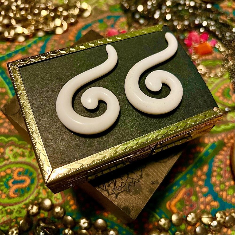 Size 0 gauge white acrylic spirals - Picture 2 of 2